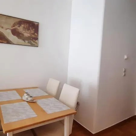 Calm & Cozy Corner Apartment *