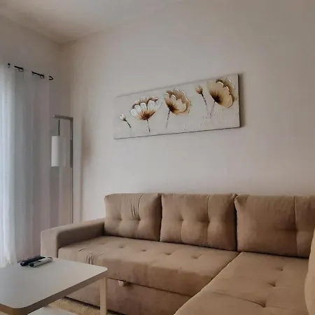 Calm & Cozy Corner Apartment *